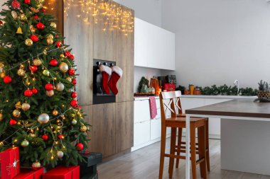 Noel dekorlu aydınlık mutfağın içi