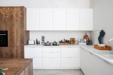 Modern mutfak ve Noel dekorasyonu.