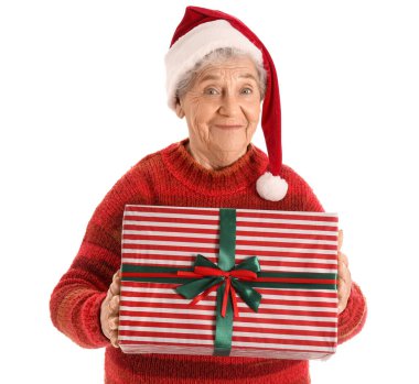 Beyaz arka planda Noel hediyesi olan Noel Baba şapkalı son sınıf kadını.