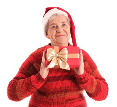 Beyaz arka planda Noel hediyesi olan Noel Baba şapkalı son sınıf kadını.