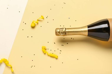 Şampanyalı ve renkli dekorlu Noel kompozisyonu