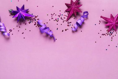 Mor arkaplanda Noel dekoru olan kompozisyon