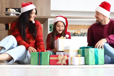 Mutfakta Noel hediyeli mutlu bir aile.