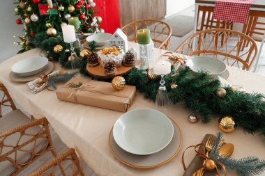 Noel sofrası, pasta ve mutfakta yanan mumlar.