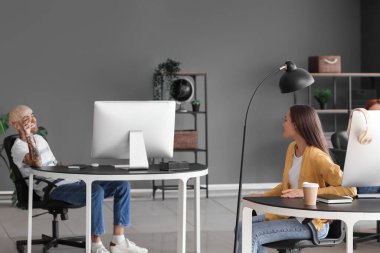Ofiste çalışan genç programcılar