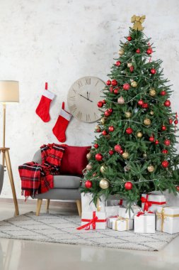 Gri koltuklu oturma odası, Noel ağacı, hediye kutuları ve çorapları.