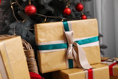 Noel ağacının altındaki hediye kutuları, yakın plan.