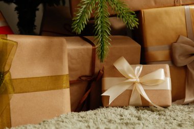 Noel ağacının altında hediye kutuları, yakın plan.