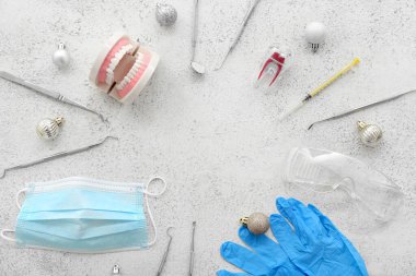 Grunge arka planında Noel dekoru olan dişçi aletlerinden yapılmış çerçeve