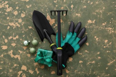 Bahçıvanlık aletleri Noel topları ve grunge arkaplan hediye