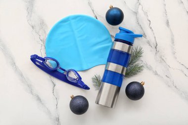 Grunge arka planında Noel dekoru olan yüzücü ekipmanları