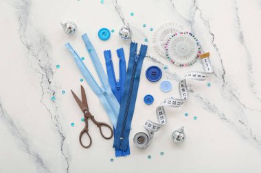 Ingrunge arka planında Noel dekoru olan terzi malzemeleri.