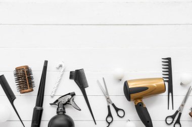 Beyaz ahşap arka planda Noel dekoru olan kuaför aletleri
