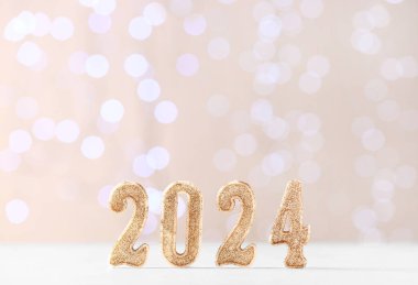 Görüntü 2024 bulanık ışıklara karşı masadadır