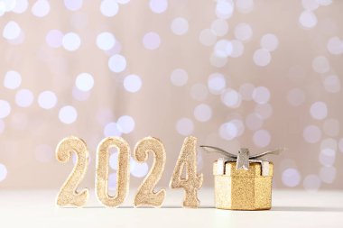 Bulanık ışıklara karşı hediye kutusu olan 2024 numaralı figür.