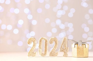 Bulanık ışıklara karşı hediye kutusu olan 2024 numaralı figür.