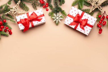 Noel ağacı dalları hediye kutuları, rowan ve bej arka planda süslemeler