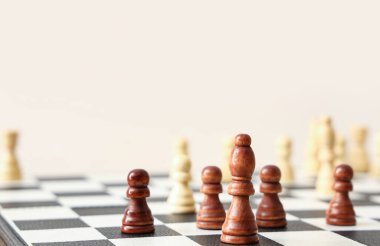 Satranç taşları ışık duvarının yanında, yakın plan.