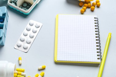 Gri arka planda haplar ve defter