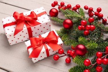 Toplu Noel ağacı dalları, rowan ve gri ahşap arka planda hediye kutuları