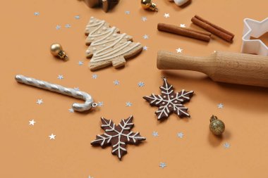 Noel kurabiyesi, dekor ve kahverengi arka planda merdane.