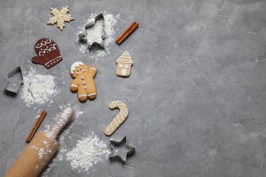 Noel kurabiyeleri, pişirme kalıpları ve grunge grisi arka planda merdane.