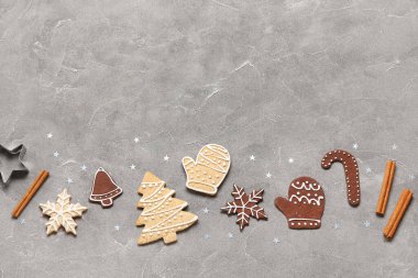 Noel kurabiyesi ve grunge grisi arka planda dekor