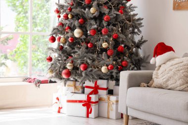 Festival salonundaki Noel ağacının altında hediye kutuları.