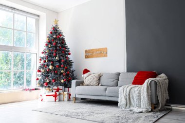 Noel ağacının altında hediye kutularıyla dolu bir oturma odası.