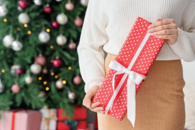 Noel arifesinde evde olan kadın, yakın plan.