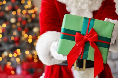 Noel Baba Noel arifesinde evde hediye veriyor, yakın plan.