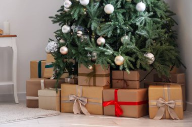 Noel ağacının altında güzel hediye kutuları, yakın plan.
