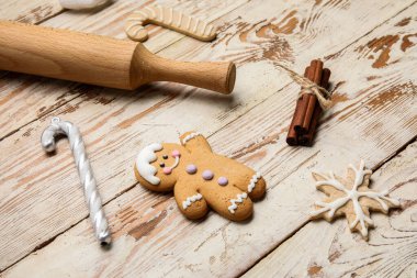 Lezzetli Noel kurabiyeleri ve hafif ahşap arka planda merdane