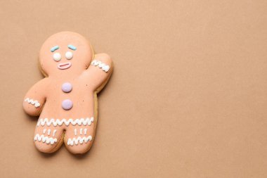 Renkli tarçınlı adam.