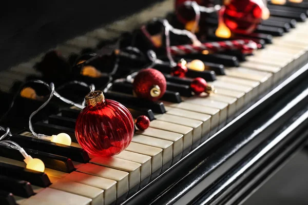 Красные Рождественские Шары Светящимися Огнями Клавишах Пианино Крупным Планом — стоковое фото
