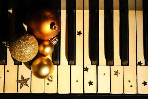 Christmas Balls Stars Piano Keys Night Closeup — Stock Photo, Image