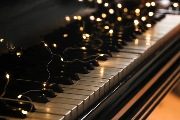 Parlayan Işıkları Olan Klasik Kuyruklu Piyano Anahtarları Yakın Plan — Stok fotoğraf