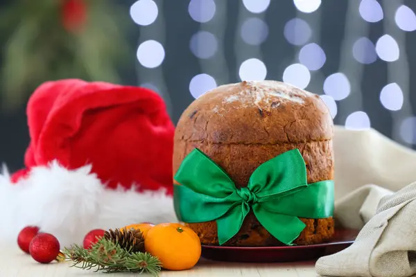 Panettone Avec Mandarines Décor Noël Sur Table Contre Les Lumières — Photo