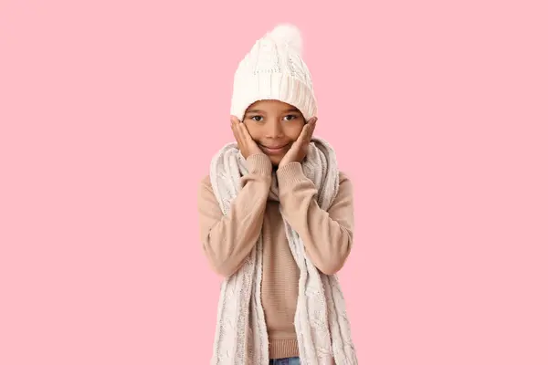 Χαριτωμένο Αφροαμερικανό Αγόρι Ζεστά Χειμωνιάτικα Ρούχα Ροζ Φόντο — Φωτογραφία Αρχείου