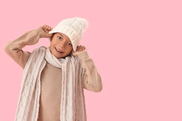 Милий Афро Американський Хлопчик Теплому Зимовому Одязі Рожевому Фоні — стокове фото