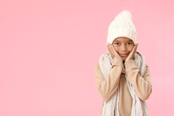 Söt Afroamerikansk Pojke Varma Vinterkläder Rosa Bakgrund — Stockfoto
