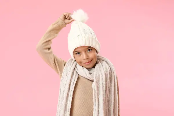 Pembe Arka Planda Kalın Kışlık Giysiler Içinde Sevimli Afro Amerikalı — Stok fotoğraf
