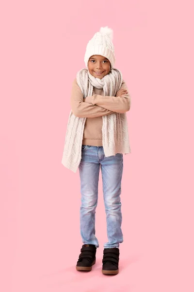 Pembe Arka Planda Kışlık Giysiler Içinde Donmuş Afro Amerikalı Çocuk — Stok fotoğraf
