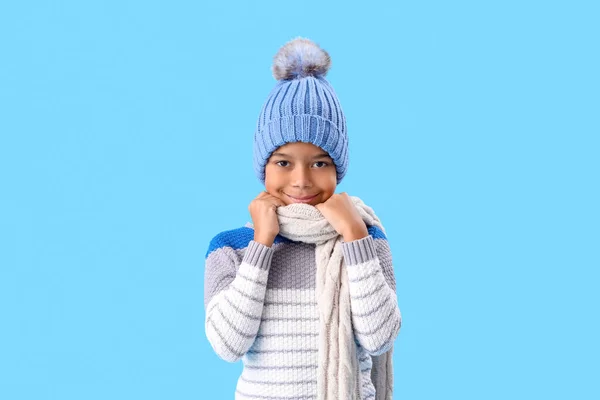 Mavi Arka Planda Kalın Kışlık Giysiler Içinde Sevimli Afro Amerikalı — Stok fotoğraf