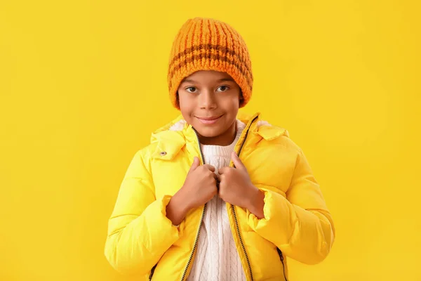 Χαριτωμένο Αφροαμερικανό Αγόρι Ζεστά Χειμωνιάτικα Ρούχα Κίτρινο Φόντο — Φωτογραφία Αρχείου