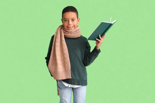 Cute African American Chłopiec Zimie Ubrania Czytania Książki Zielonym Tle — Zdjęcie stockowe