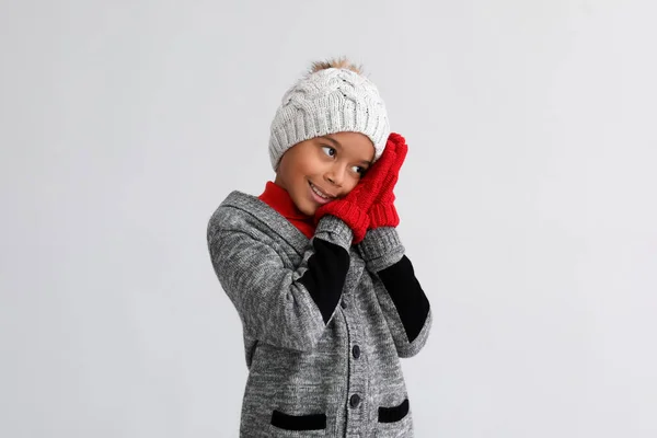 Χαριτωμένο Αφρο Αμερικανός Αγόρι Ζεστά Ρούχα Του Χειμώνα Στο Φως — Φωτογραφία Αρχείου