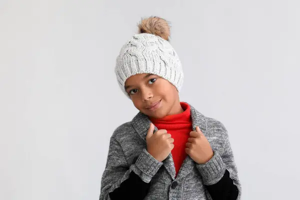 Roztomilý Afroameričan Chlapec Teplém Zimním Oblečení Světlém Pozadí — Stock fotografie