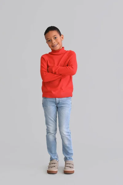 明るい背景に暖かい冬の服でかわいいアフリカ系アメリカ人の少年 — ストック写真
