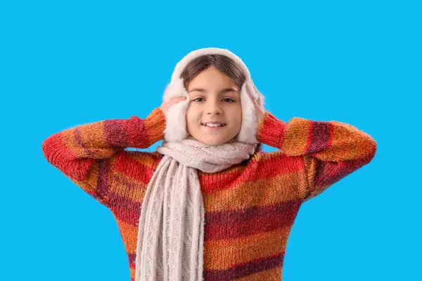 Carino Bambina Abiti Invernali Sfondo Blu — Foto Stock